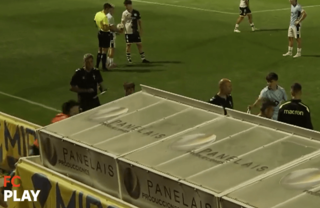 Momento del escupitajo al banquillo del Celta Fortuna (Foto: FC Play).
