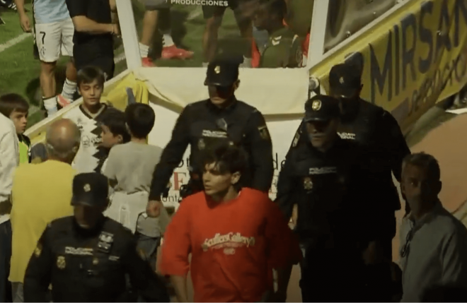 Joven expulsado del Reina Sofía por la Policía (Foto: FC Play).