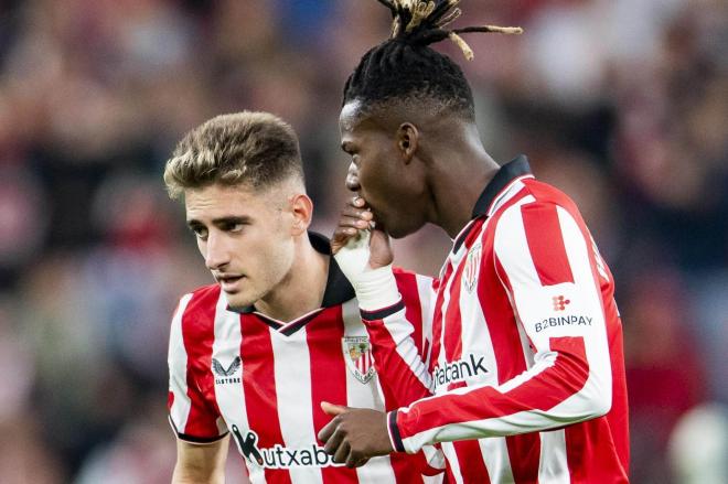 Nico Williams aconseja a Robert Navarro en el partido de San Mamés ante el RCD Mallorca (Foto: Athletic Club).