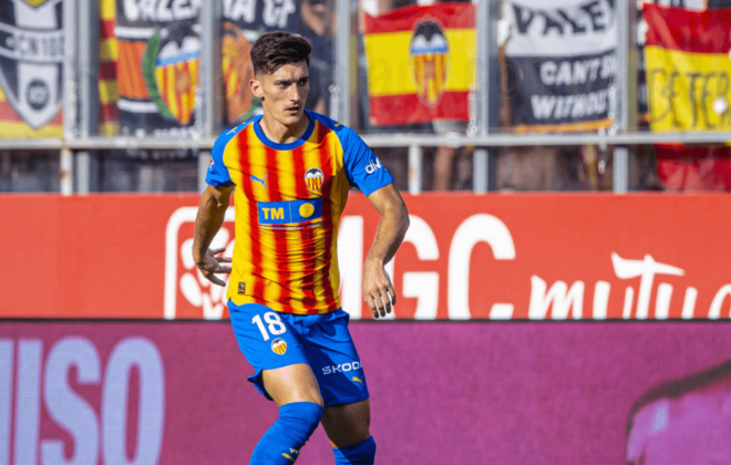Pepelu en el Girona-Valencia CF con la Senyera (Foto: Valencia CF)
