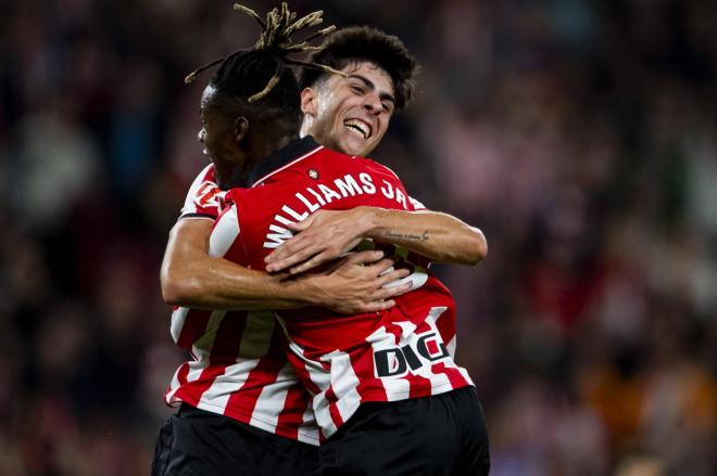 Alex Rego se abraza con Nico Williams en San Mamés ante el Mallorca (Foto: Athletic Club).