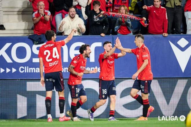 Rubén García celebra junto a sus compañeros uno de los goles de Osasuna (Foto: LALIGA).