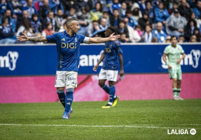 Santi Cazorla, durante el Real Oviedo-Levante (Foto: LALIGA).