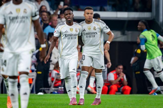 Abrazo entre Vinicius y Mbappé en el Real Madrid-Villarreal (FOTO: Cordón Press).