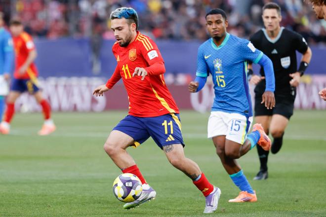 David Mella conduce un balón en el España-Brasil del Mundial sub 20 (FOTO: EFE).