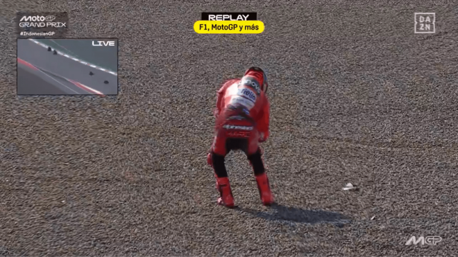 Marc Márquez se duele tras una caída en el GP de Indonesia.