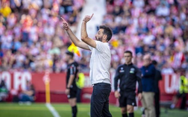 Carlos Corberán en Girona (Foto: Valencia CF)