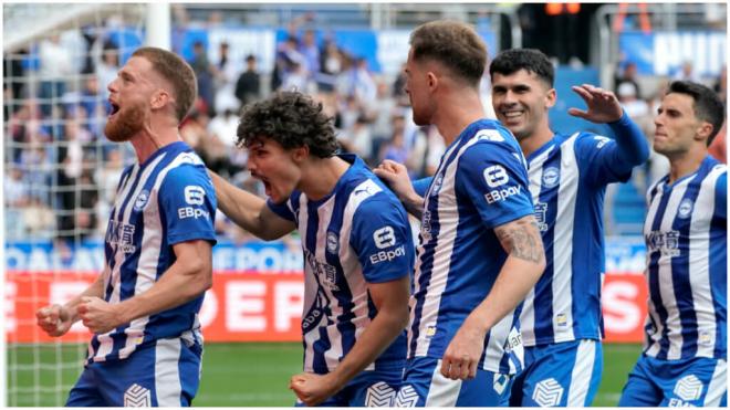 El Alavés celebra el gol de Carlos Vicente. (EFE)