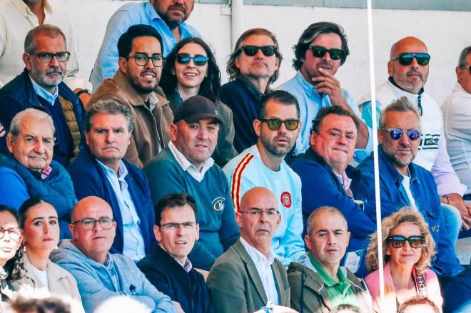 Gabriel Solares viendo el partido del VRAC en Pepe Rojo con una sudadera de España.
