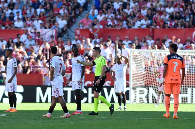 Alejandro Muñiz Ruiz, señalando el gol de Rashford (Foto: Kiko Hurtado).