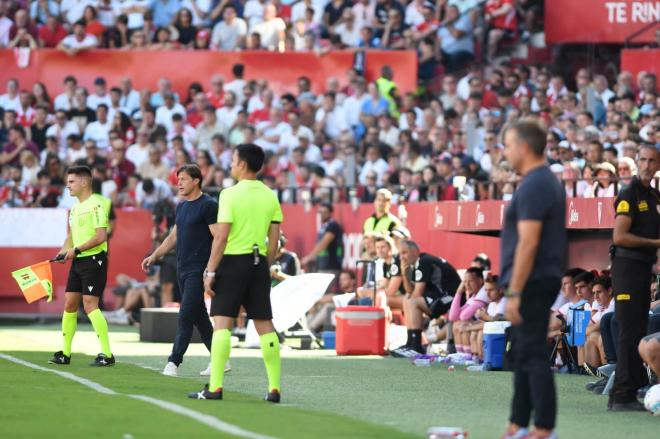 Matías Almeyda, tras Hansi Flick, dando indicaciones (Foto: Kiko Hurtado).
