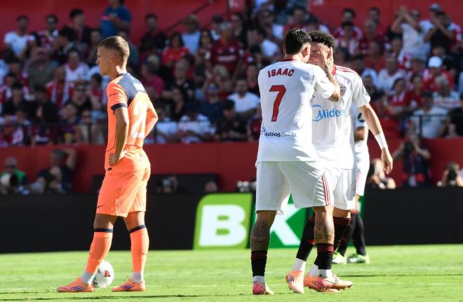 Isaac Romero, celebrando el gol con Rubén Vargas (Foto: Kiko Hurtado).
