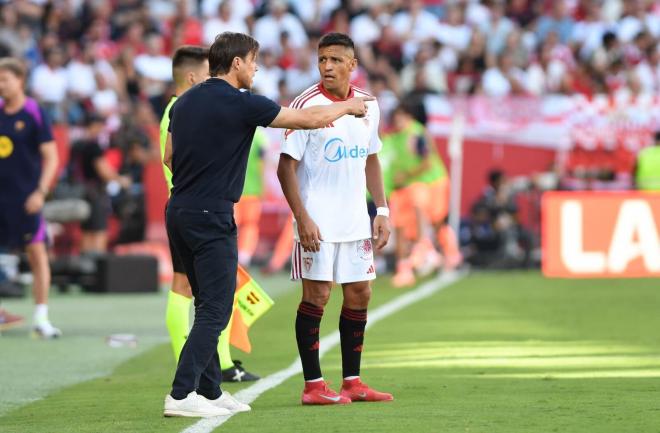 Matías Almeyda, dándole órdenes a Alexis Sánchez (Foto: Kiko Hurtado).