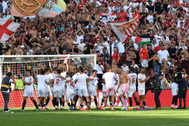 La fiesta del Sevilla tras el triunfo ante el Barça (Foto: Kiko Hurtado).
