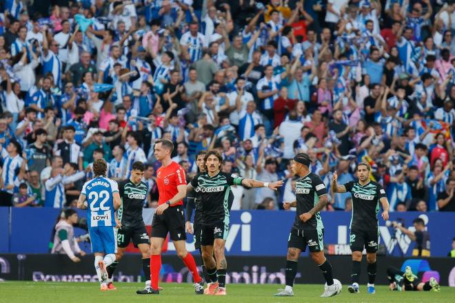 El Betis protesta una decisión de Galech Apezteguía (Foto: Cordon Press).