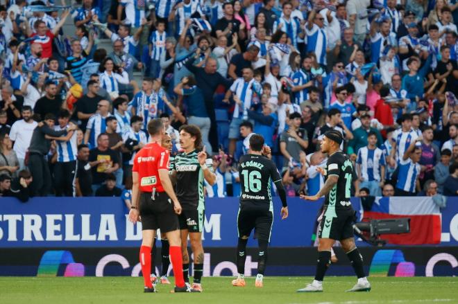 El Betis protesta una decisión de Galech Apezteguía (Foto: Cordon Press).