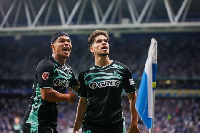 Cucho Hernández y Ez Abde, celebrando en el Espanyol-Betis (Foto: Cordon Press).