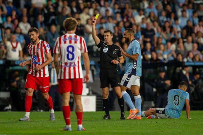 Clement Lenglet en su primera amarilla ante el Celta de Vigo (EFE)