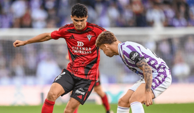 Iván Garriel enfrentándose a un rival durante el encuentro ante el Mirandés