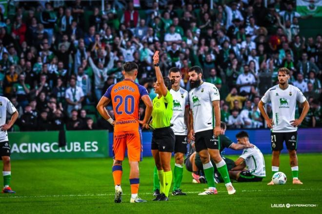 Javi Montero, expulsado en el Racing-Málaga (Foto: LALIGA).