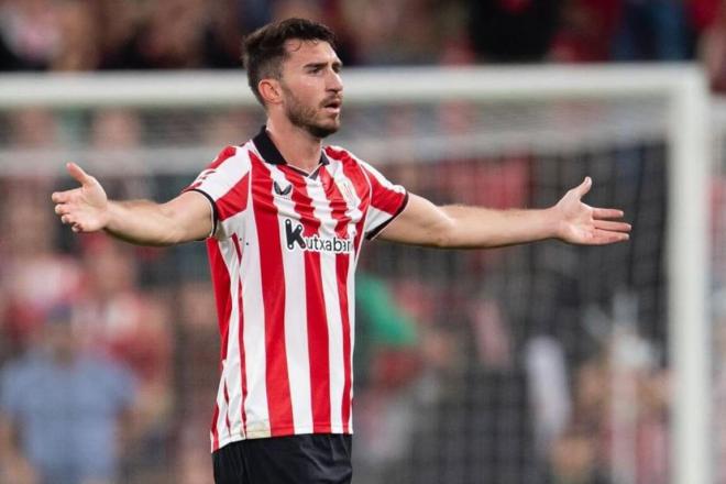 El central Aymeric Laporte protesta a su vez al árbitro Quintero González en San Mamés ante el RCD Mallorca (Foto: Athletic Club).