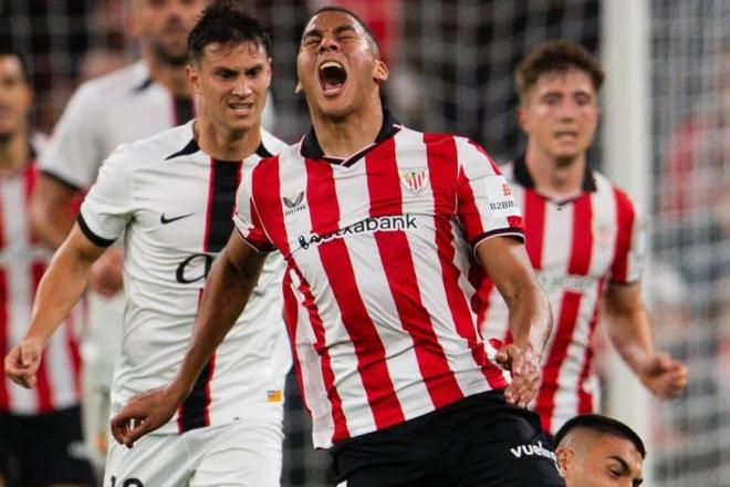 La falta a Maroan Sannadi, en San Mamés, por Leo Román el portero del RCD Mallorca (Foto: Athletic Club).