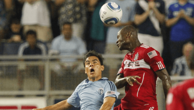 Omar Bravo, a la izquierda, durante su etapa como futbolista (Foto: Cordon Press).