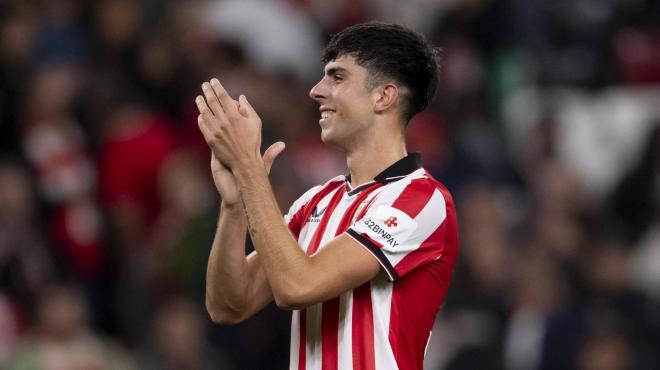 Aplausos de Alex Rego tras ganar un partido en San Mamés (Foto: Athletic Club).