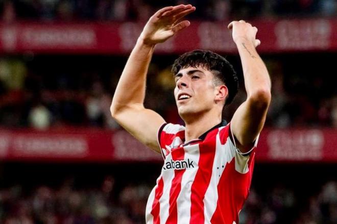 Gesto de Alex Rego a la grada en San Mamés ante el Mallorca (Foto: Athletic Club).