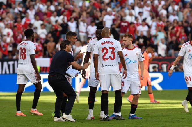 Almeyda da indicaciones a sus jugadores durante el Sevilla-Barcelona (Foto: Kiko Hurtado).
