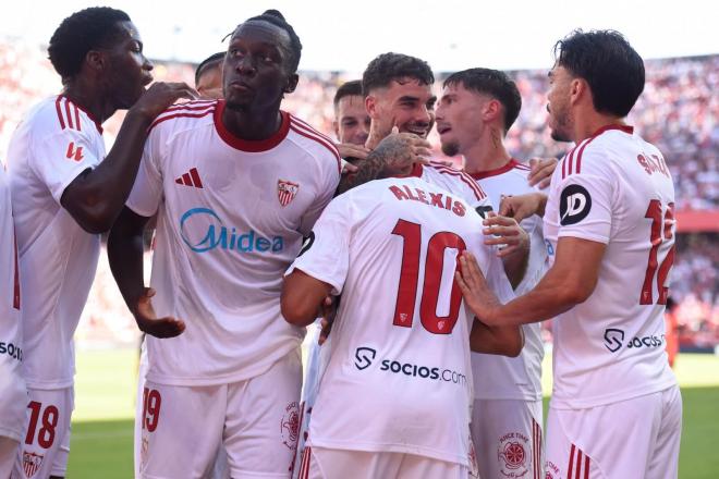 Los jugadores del Sevilla celebran el 1-0 al Barcelona en el Sánchez-Pizjuán (Foto: Kiko Hurtado)