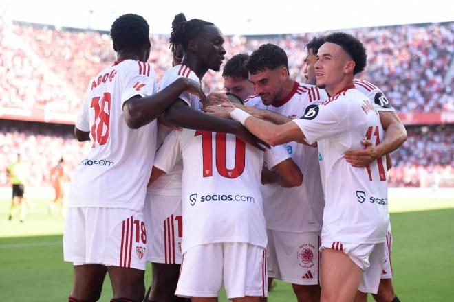 Los jugadores del Sevilla celebran el 1-0 al Barcelona (Foto: Kiko Hurtado)