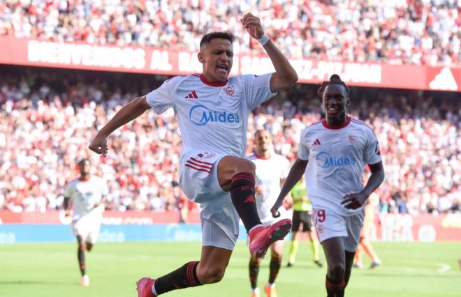 Alexis Sánchez celebra su gol al Barcelona (Foto: Kiko Hurtado)