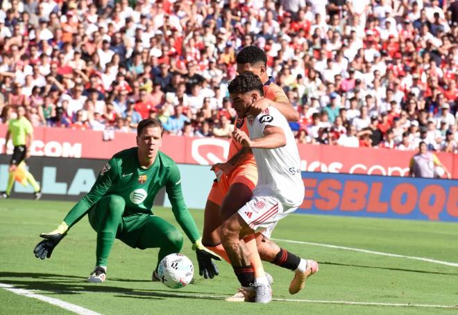 La acción del penalti a Isaac Romero (Foto: Kiko Hurtado)