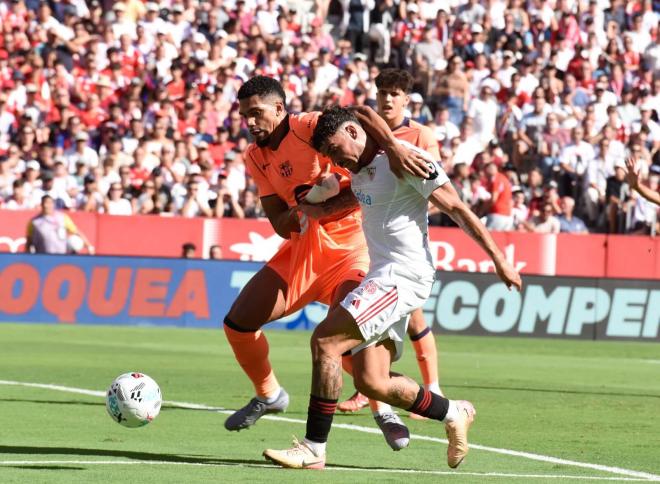 La acción del penalti a Isaac Romero (Foto: Kiko Hurtado)