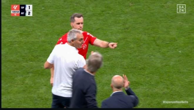 Manu Fajardo con el árbitro del partido.