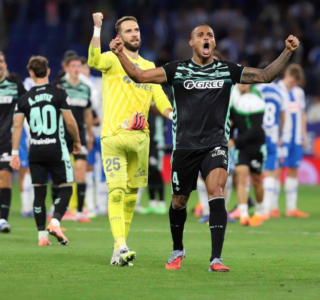 Pau López y Natan celebran el triunfo del Betis contra el Espanyol (Foto: Cordon Press)