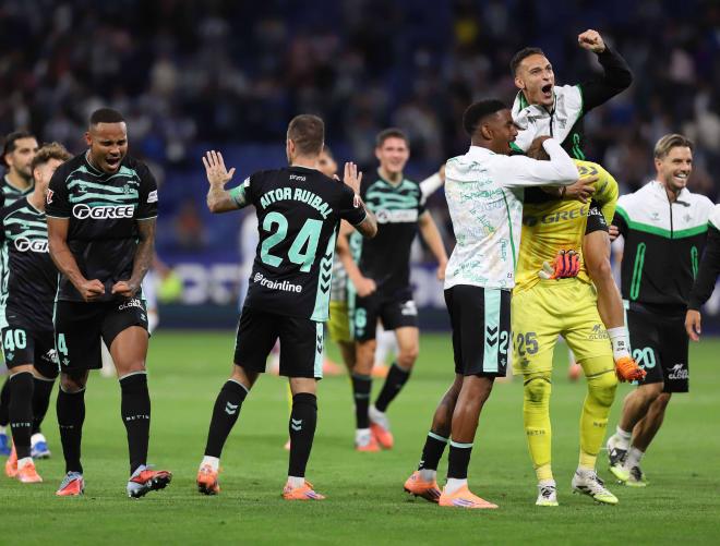 Los jugadores del Betis celebran el triunfo del Betis contra el Espanyol (Foto: Cordon Press)