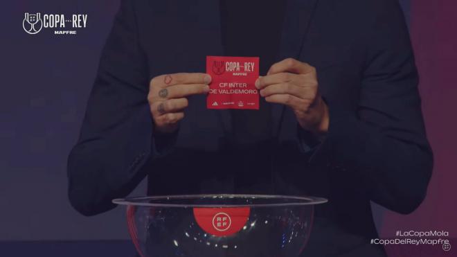 Kity Mayoral enseñando la bola del Inter de Valdemoro (Fuente: RFEF)