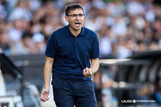 Asier Garitano da indicaciones a los jugadores en un partido del Sporting (FOTO: LALIGA).