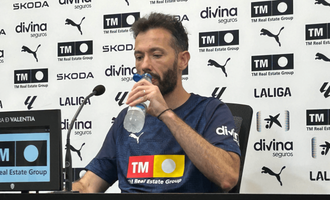 Carlos Corberán bebe agua