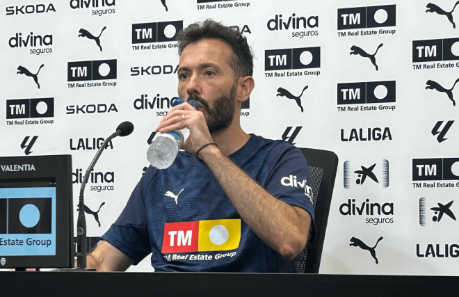 Carlos Corberán bebe agua