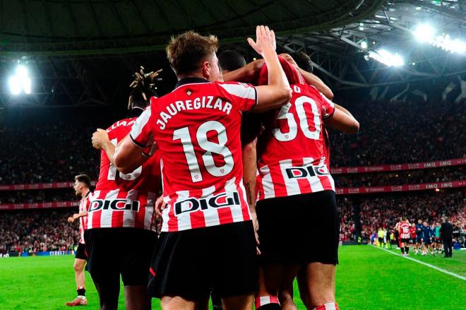 Mikel Jauregizar celebra un gol en San Mamés con sus compañeros (Foto: Athletic Club).