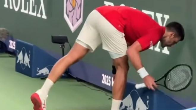 Novak Djokovic vomitando en el Master 1000 de Shanghái (Cordon Press)