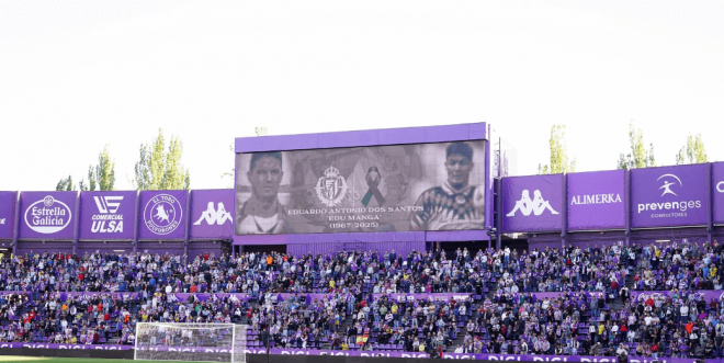 Homenaje a Edú Manga en el José Zorrilla (Foto: Real Valladolid).