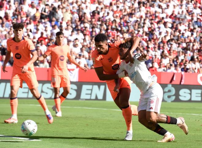 Imagen del penalti de Araujo a Isaac Romero (Foto: Kiko Hurtado).