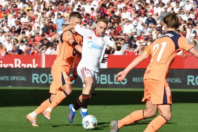 De Jong, ante Peque Fernández, en el Sevilla - Barcelona (Foto: Kiko Hurtado).