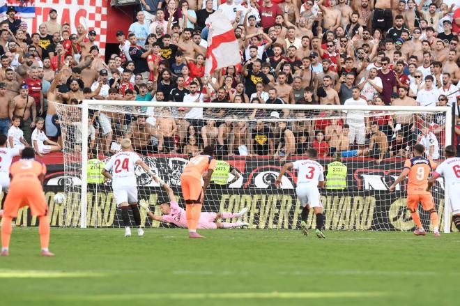 Robert Lewandowski falló el penalti cometido por Adnan Januzaj (Foto: Kiko Hurtado).