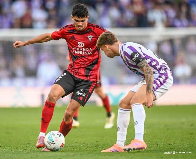 Iván Garriel, ante el Mirandés.