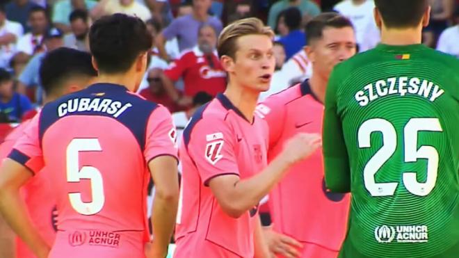De Jong, animando a sus compañeros.